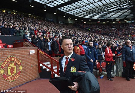 M.U khiến HLV Louis Van Gaal sửng sốt
