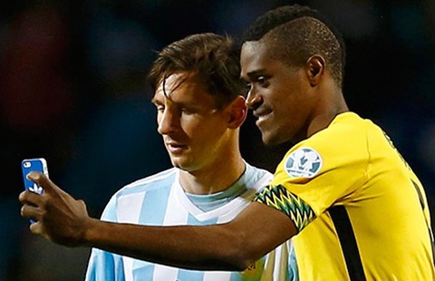 Tiền đạo Jamaica bị chỉ trích vì xin chụp ảnh cùng Messi