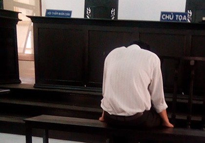 Vào trường ĐH tham quan, sẵn tay trộm máy chiếu