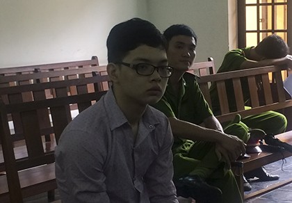 Được giảm án vì giật hụt giỏ xách chỉ chứa... một bộ đồ