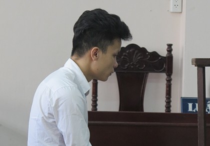 Thường xuyên thuê khách sạn qua đêm với người yêu 'nhí'