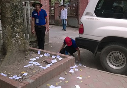 Bắt 2 người dùng công nghệ cao đọc bài giải cho thí sinh