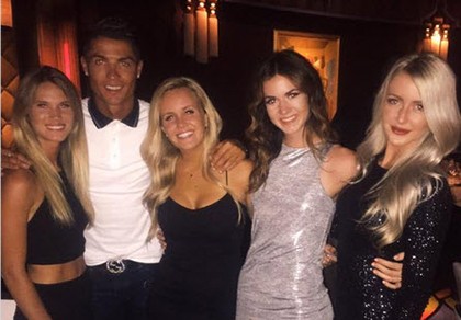 Người đẹp được Cristiano Ronaldo mời ăn tối, trả lại điện thoại
