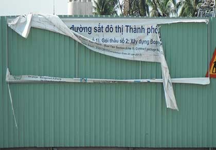 Đã gỡ tấm bảng rách te tua