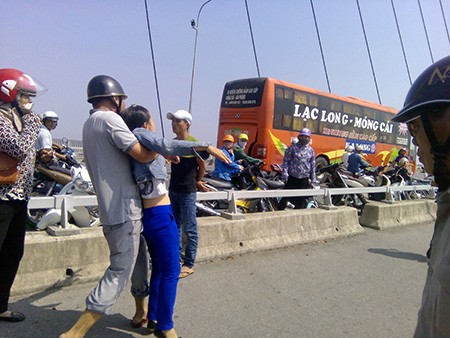 Bố chồng mất tích vì cứu con dâu nhảy cầu tự tử