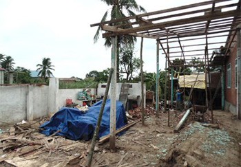 Lốc xoáy gây thiệt hại hơn 50 căn nhà ở biên giới