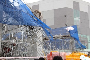 Giàn giáo sập đè chết ba người có thể do thiết kế sai