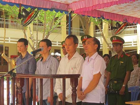 Nhốt, dọa giết cán bộ phường