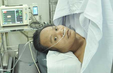 Hơn 15 phút lấy khối bướu bàng quang cho 'thi sĩ chăn bò'