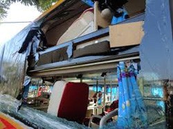Khởi tố ba kẻ ném đá xe khách làm hành khách trọng thương