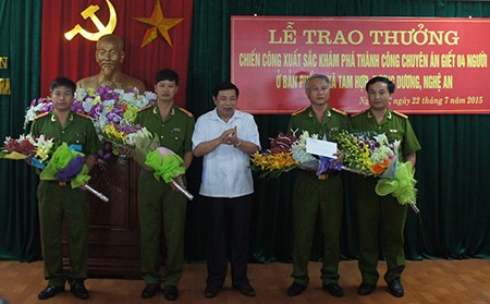 Trao thưởng hơn 270 triệu đồng cho lực lượng bắt nghi can giết 4 người