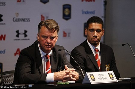 Louis Van Gaal xin lỗi Smalling vì… nói hớ