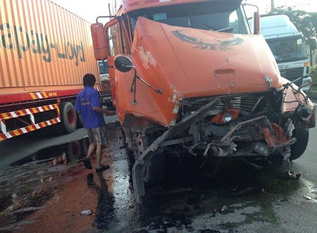 Hai xe container đâm nhau trên xa lộ Hà Nội