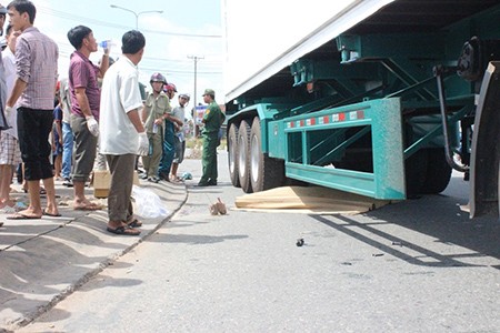 Hai vợ chồng trẻ bị xe container cán chết thảm