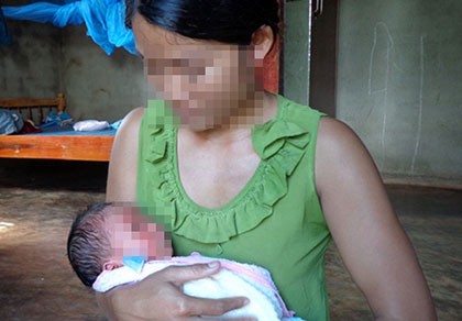 Bé trai sơ sinh bị bỏ rơi trong rẫy cà phê kiến bu khắp người
