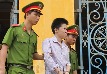 Vợ mất tích, người Trung Quốc tìm môi giới đòi tiền bằng dao
