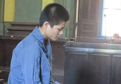 Hiếp dâm bé gái vì được nhờ trông giúp