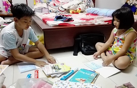Sao cô giáo không cho các con tự bao tập vở?