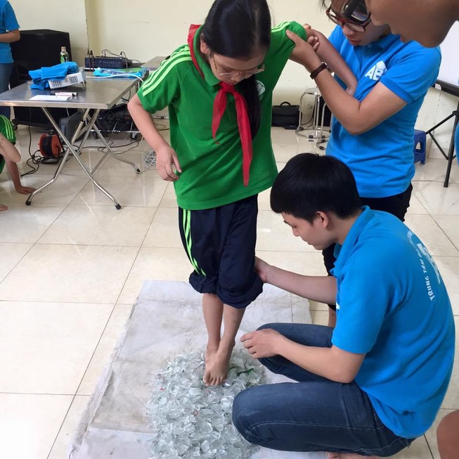 Dạy học sinh lớp 1 đi chân trần trên thủy tinh