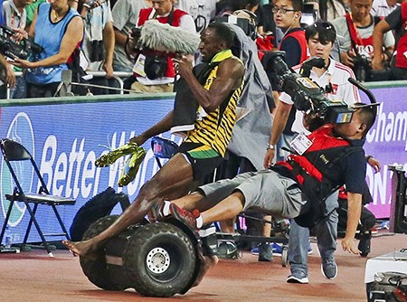 Chỉ có… cameraman mới hạ gục 'tia chớp' Usain Bolt