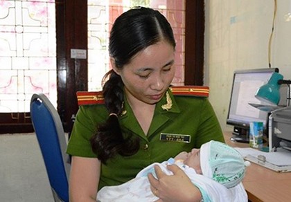 Xin con nuôi rồi đem sang Trung Quốc... bán
