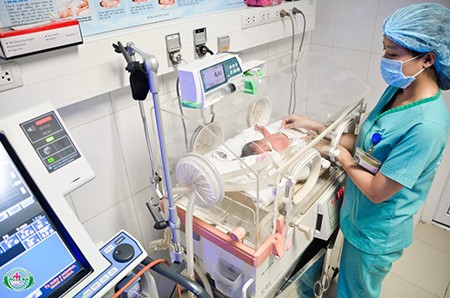 Mổ cứu sống bé gái trong bụng sản phụ bị bắn