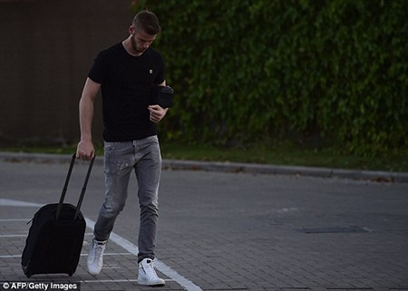Không thể rời M.U, De Gea cười gượng gạo trở về Madrid