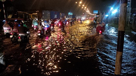 Mưa lớn kéo dài, cầu Rạch Chiếc ngập nặng