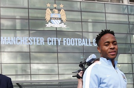 Đằng sau việc Roy Hodgson khen lấy khen để Sterling