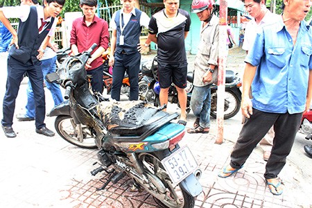 Xe máy phát hỏa giữa đường
