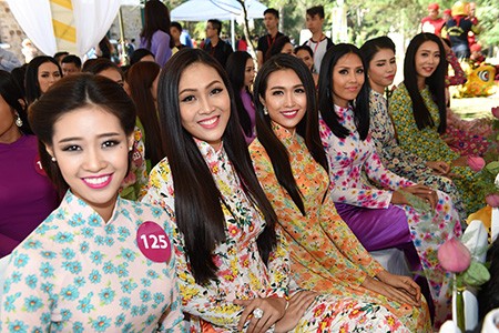 Người đẹp 'Hoa hậu Hoàn vũ VN 2015' thướt tha khoe áo dài