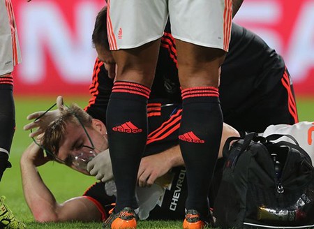 Luke Shaw nghỉ bao lâu sau chấn thương kinh hoàng?