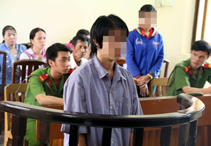 Chồng lãnh án vì vợ tố cáo bị... cha nuôi cưỡng bức