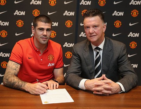 Van Gaal lại 'đì' Valdes: Cách ly khỏi đội 1 M.U