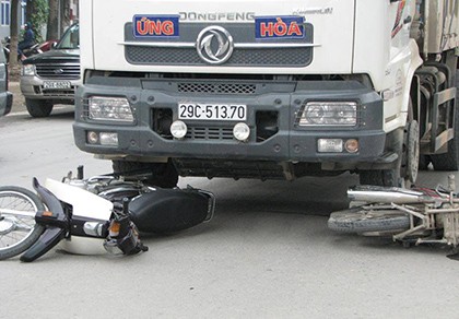 Xe tải cuốn xe máy vào gầm, hai người nguy kịch