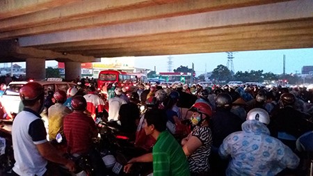 Người dân trú mưa, giao thông ùn tắc