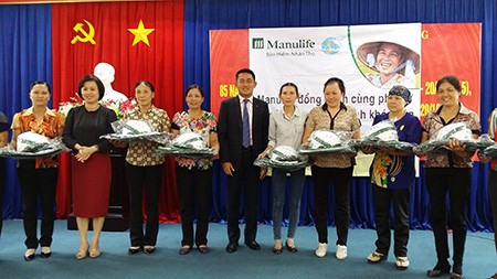 Tặng 1.000 phần quà dành cho phụ nữ gặp khó khăn