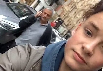 Mourinho nổi điên gây sự với CĐV nhí