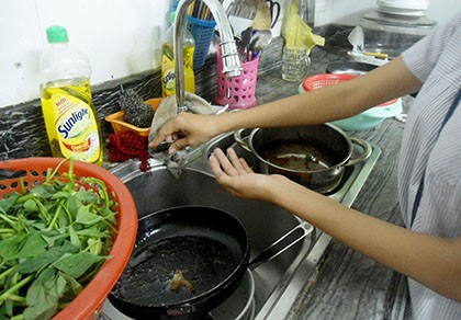 Đến hơn 11 giờ, nhiều hộ dân vẫn chưa có nước sinh hoạt