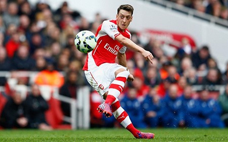 Ozil vượt Cantona thành tích “vua kiến tạo”