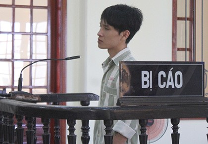 Dùng bóng đèn đâm cán bộ quản giáo, lãnh hai năm tù