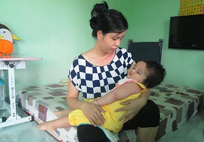 Bé gái chấn thương, khởi tố chủ nhà trẻ