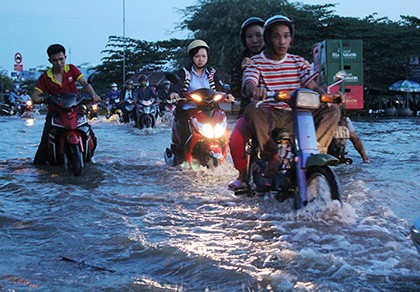 Triều cường, người Sài Gòn bì bõm lội nước
