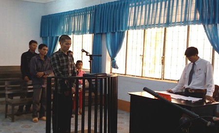 Rủ bé gái 9 tuổi đi hái măng rồi giở trò đồi bại