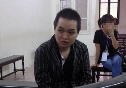 Dùng bút đâm người, dọa cho nổ tung trụ sở công an