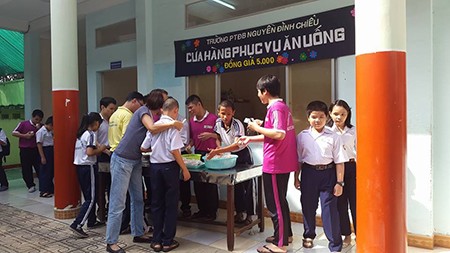 'Cửa hàng' đồng giá 5.000 đồng của học sinh khiếm thị