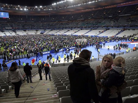 Vụ khủng bố ở Paris: Pháp sẽ bị tước quyền đăng cai Euro 2016?