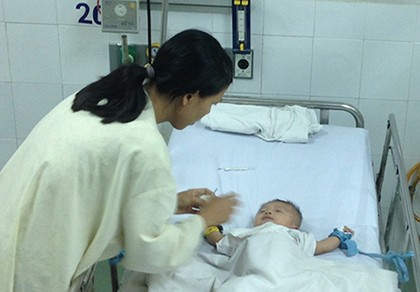 Sức khỏe bé bị đâm dao vào đầu tiến triển khả quan