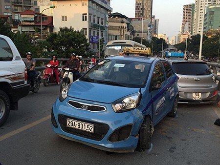 Tai nạn liên hoàn tại cầu vượt Láng Hạ
