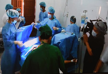Trực thăng đưa bác sĩ ra Trường Sa mổ đẻ